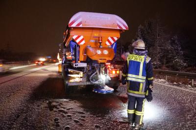 Kirchheim: Schwerer Verkehrsunfall bei starkem Schneefall - PKW rammt Schneepflug - Zwei Personen verletzt 
